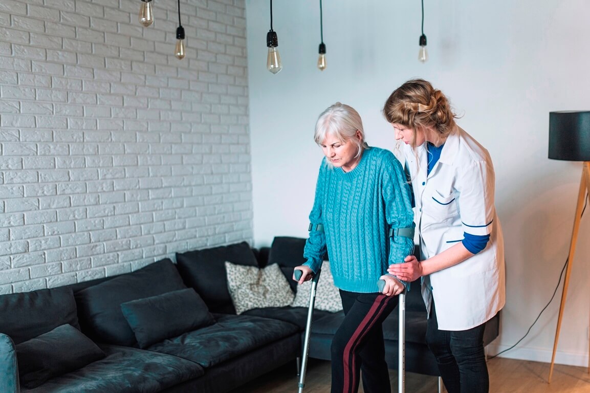 Доглядальниця або будинок для людей похилого віку: який варіант кращій для людей похилого віку?