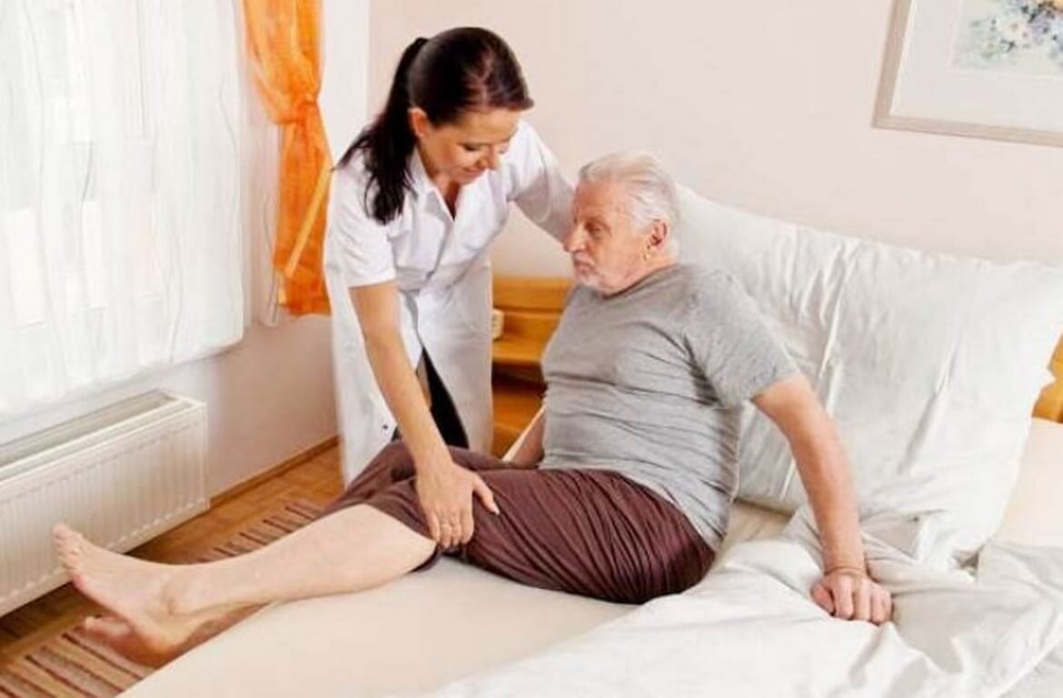 Догляд за лежачими хворими в будинку для літніх людей